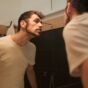 Homem analisando a barba no espelho durante rotina de grooming