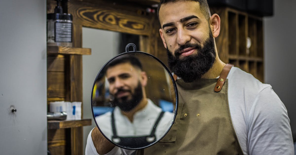 Homem com barba bem cuidada em barbearia moderna após controle da oleosidade