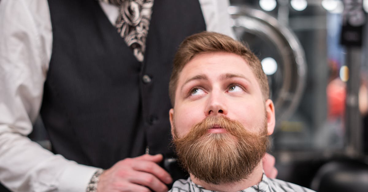 Homem com barba alinhada em barbearia
