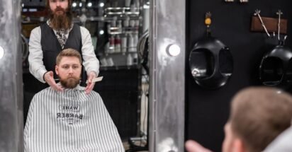 Barba brasileira em barbearia moderna