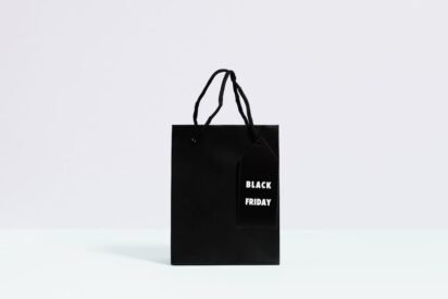Sacola de papel preta com etiqueta escrita Black Friday