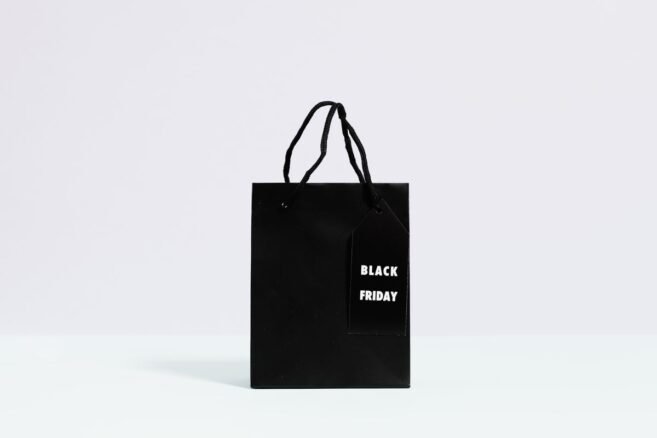 Sacola de papel preta com etiqueta escrita Black Friday