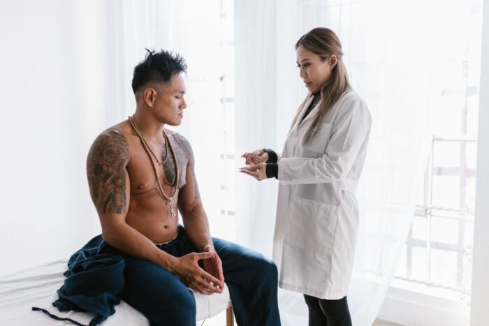 Médica conversando com um paciente durante consulta no consultório