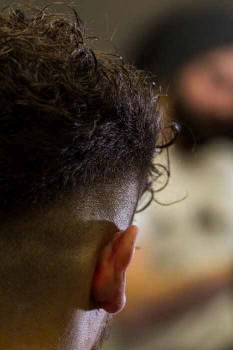 Nuca e lateral com taper fade: o cabelo vai diminuindo perto da orelha e da nuca