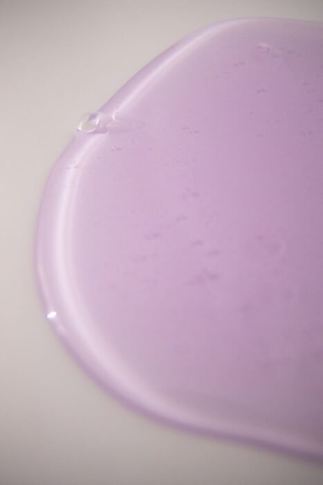 Textura de gel transparente espalhado sobre superfície clara